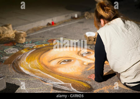 Street artiste qui peint le visage de Jésus Banque D'Images