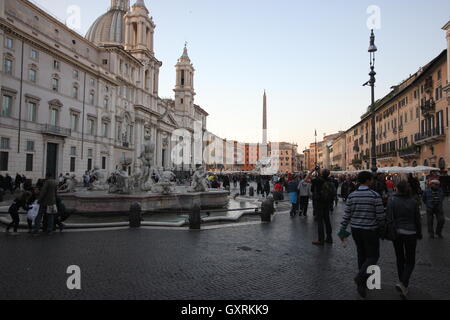 Piazza Navona - Palazzo Pamphilj, la Chiesa di Sant'Agnese in Agone e la Fontana del Moro, Rome, Italie Banque D'Images