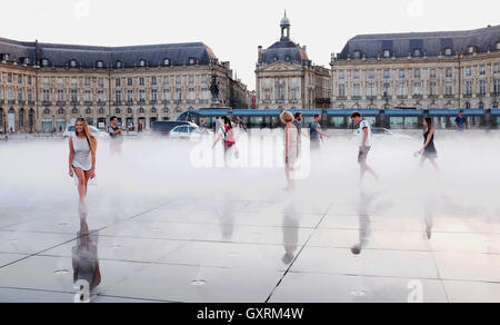 Place de la Bourse Bordeaux miroir d'eau (miroir de l'eau) par Corajoud Banque D'Images