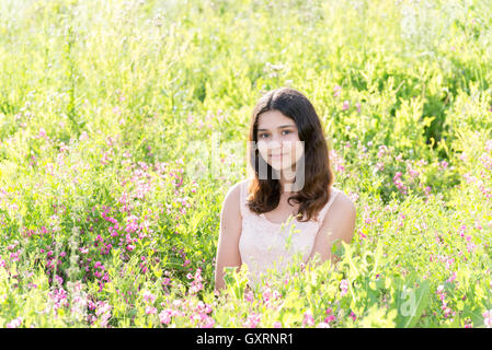 Bien entretenu modeste fille sur le pré des fleurs d'été Banque D'Images