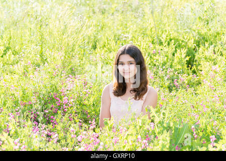 Adolescente de fille sur belle prairie Banque D'Images