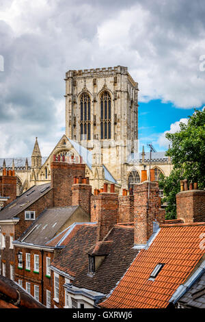 Transept sud et tour centrale de la cathédrale de York vue de toits de Bootham Terrace, York, UK Banque D'Images