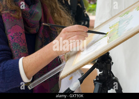 Kathleen Lanzoni peint à l'aquarelle pendant art festival à East 29th Street Mall à Boulder Banque D'Images