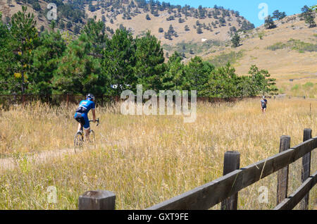 Cycliste et Walker sur l'espace ouvert, sentier Boulder Boulder North Banque D'Images