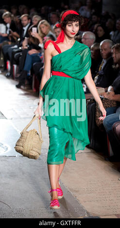 Modèles sur le podium lors de la PPQ Printemps/Été 2017 London Fashion Week show à St Barth le grand, juste un chiffon, Londres. ASSOCIATION DE PRESSE Photo. Photo date : vendredi 16 septembre 2016. Voir l'histoire de mode de consommation PA. Crédit photo doit se lire : Isabel Infantes /PA Wire Banque D'Images
