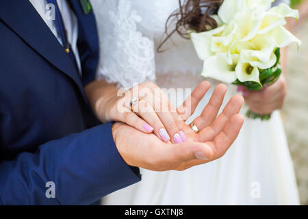 Wedding couple holding hands Banque D'Images