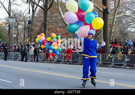 Le roller clowns divertir les spectateurs en attente avant la Macy's Thanksgiving Day Parade commence, la ville de New York. Banque D'Images