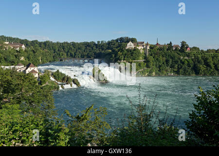 Les chutes du Rhin et le château de Laufen, près de Schaffhausen Schaffhausen, Suisse Banque D'Images