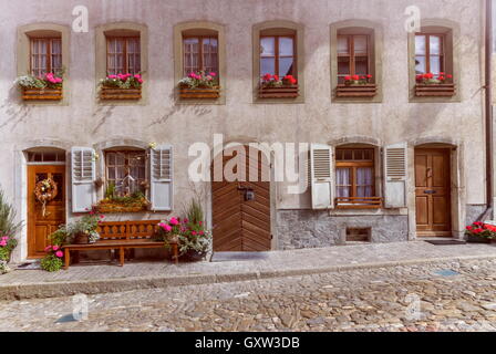 Façade d'une maison historique dans le village de Gruyère, Suisse Banque D'Images
