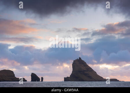 Aperçu de l'île de Tindhólmur spectaculaire au coucher du soleil, Pigalle, îles Féroé, Danemark, Europe. Printemps (avril) 2016. Banque D'Images