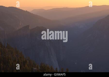Coucher de soleil sur les roches de la cathédrale et de Yosemite Valley, Californie, USA. Printemps (juin) 2016. Banque D'Images