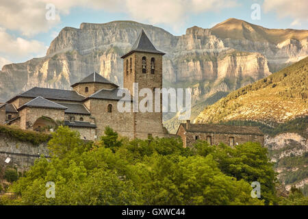 Vue du village de Torla avec Mont Mondarruego en arrière-plan. Pyrénées. Aragón. L'Espagne. Banque D'Images