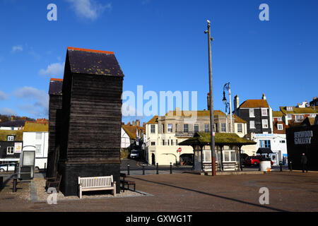 En bois noir historique Boutiques Net sur front de mer, Jerwood Gallery à droite, Vieille Ville, Hastings, East Sussex, Angleterre Banque D'Images