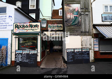 Magasins de vente de poisson frais et des fruits de mer au rock-A-Nore, Vieille Ville, Hastings, East Sussex, England, UK Banque D'Images