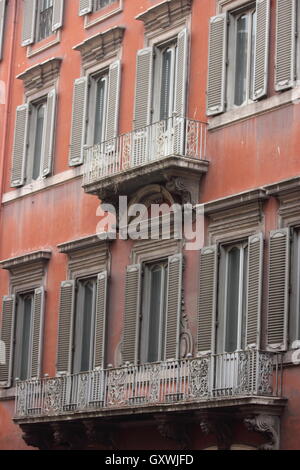 Une belle façade d'un bâtiment ancien à Rome, Italie, rose et orange, bleu clair Banque D'Images