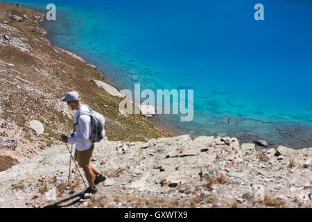 Un homme aux côtés de l'eau de montagne randonnée bleu à Telluride, Colorado Banque D'Images