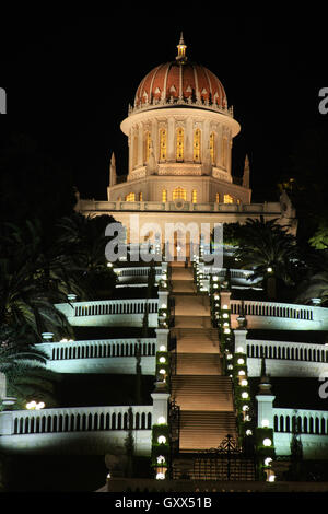 Une vue de la nuit les jardins de Bahai à Haïfa en Israël. Banque D'Images