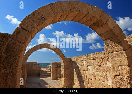 Arches se connecter deux murs à Césarée, en Israël. Banque D'Images