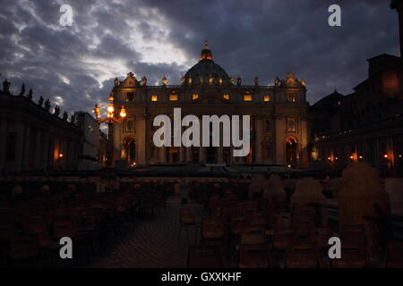 La basilique Saint Pierre au Vatican par nuit, Rome, Italie Banque D'Images