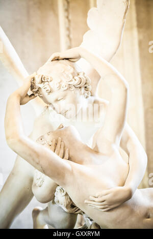 La statue de Antonio Canova Psyché ranimée par le baiser de Cupidon, première mise en service en 1787, est un exemple du dévouement de la lov néoclassique Banque D'Images