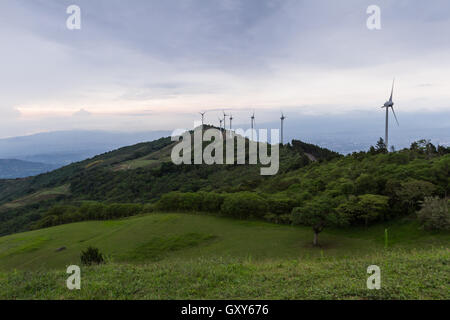 Éoliennes au sommet d'une montagne dans la vallée centrale du Costa Rica Banque D'Images