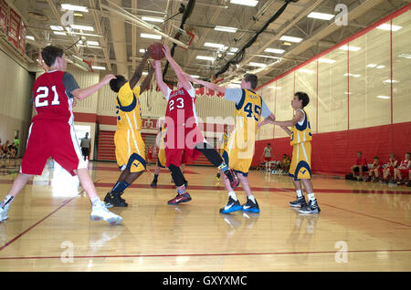 Black teen essaie de bloquer le basketteur blanc de désarmement. North High School de White Bear Lake, Minnesota MN USA Banque D'Images