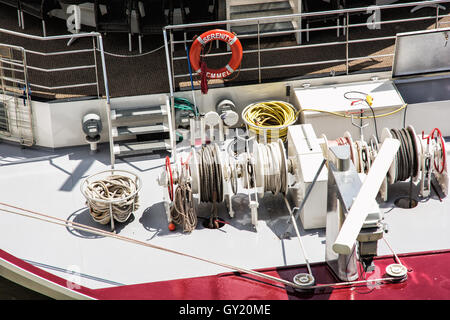 Bouée, radar et des cordes sur le bateau moderne. Thème de voyage. Détail de l'ancrage des navires. Banque D'Images