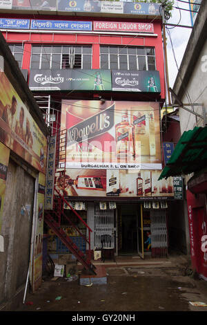 Liqueur de whisky au détail hors magasin commerce Inde Kolkata lettrages shopfront beer Royal Stag McDowells Carlsberg, n°1 Banque D'Images