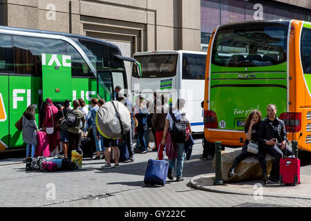 Station de bus à la gare Nord de Bruxelles, Belgique, Flixbus, les passagers en obtenir, charger des bagages dans le bus, bus longue distance Banque D'Images