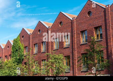 Maisons de série en briques rouges vu à Berlin, Allemagne Banque D'Images