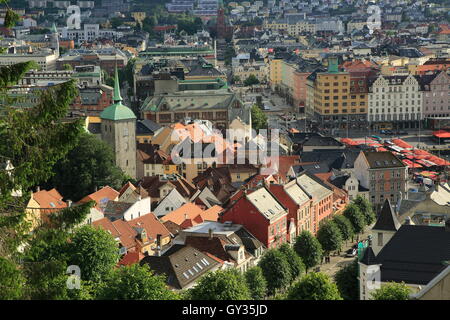 Vue sur les toits de bâtiments dans le centre-ville de Bergen, Norvège Banque D'Images