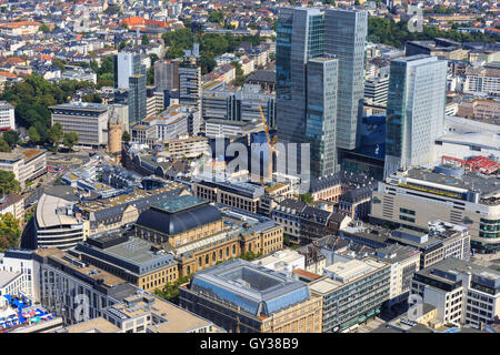 Deutsche Boerse - bourse allemande (bas du côté gauche du bloc de grès avec un atrium en verre) et les environs de ab Banque D'Images