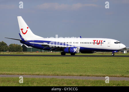 Blue Air (TUI) Boeing 737-800 atterrit sur la piste 18R de l'aéroport de Schipol à Amsterdam. Banque D'Images