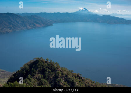 Le mont Uyelewun et la baie de Waiteba (mer de Savu) sont vus du mont Mauraja à Atadei, près de la côte sud de l'île Lembata, à l'est de Nusa Tenggara, en Indonésie. Banque D'Images