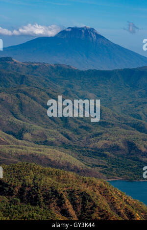 Le volcan du mont Lewotolok est vu depuis le mont Mauraja à Atadei, près de la côte sud de l'île Lembata à Lembata, à Nusa Tenggara, en Indonésie. Banque D'Images