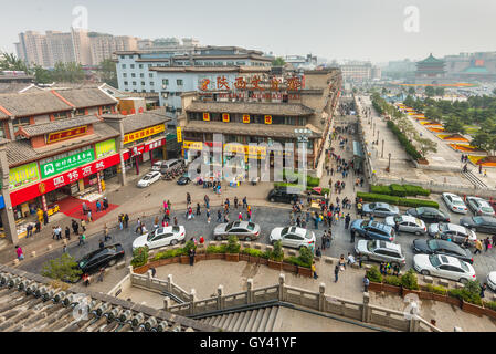 Scène de rue près de la tour de cloche à Xian camouflée dans le smog, Province de Shaanxi, en Chine. Banque D'Images