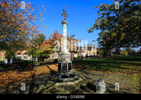 L'automne, Ramsey War Memorial, village de Ramsey, Cambridgeshire, Angleterre, Royaume-Uni ; Banque D'Images