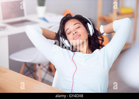 Ambiance agréable woman listening to music Banque D'Images