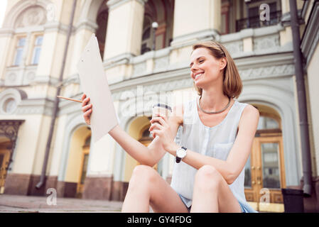 Cute young woman drinking coffee Banque D'Images