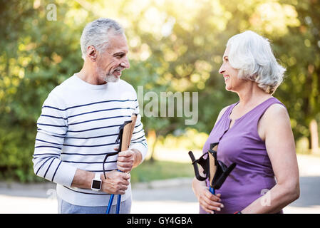 Belle vieille dame et du bon temps à l'extérieur dépenses gentleman Banque D'Images