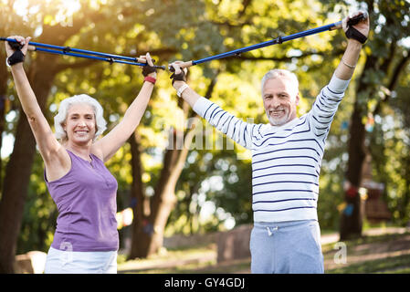 Portrait of happy young couple pratiquant des activités sportives à l'extérieur Banque D'Images