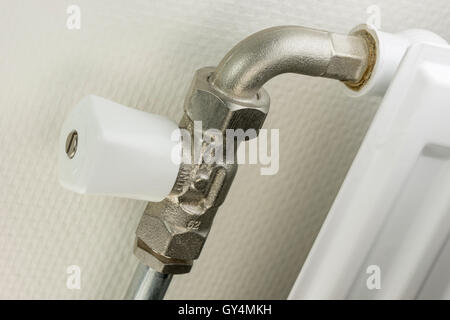 Bouton du radiateur blanc sur blanc avec un tube de chauffage de l'élément de chauffage Banque D'Images