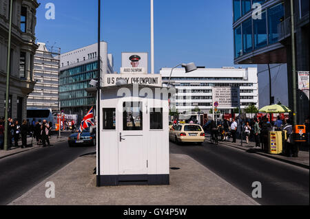 Berlin, Allemagne. Checkpoint Charlie était le nom de la plus célèbre Mur de Berlin, point de passage entre Berlin-Est et Berlin-Ouest durant la guerre froide. Banque D'Images