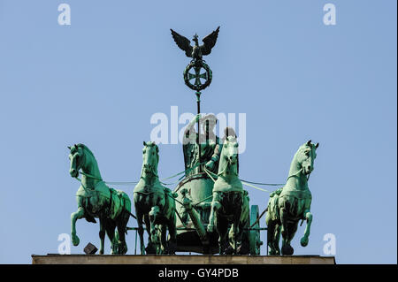 Berlin, Allemagne. Brandenburger Tor est la porte monumentale à Unter den Linden, et un symbole de la guerre froide. Banque D'Images