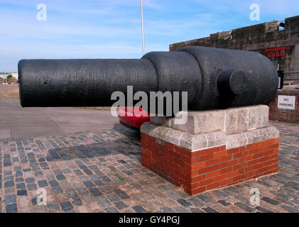 AJAXNETPHOTO. SOUTHSEA, l'Angleterre. - PALMERSTON RELIC - UN 9 POUCE ARMSTRONG-FRASER PISTOLET DE 1860 pesant 12 tonnes SUR L'AFFICHAGE À L'Château de Southsea. Canon est typique des premiers canons de lourds canons rayés museler, CELUI UTILISÉ POUR DÉFENDRE LE PASSAGE DES AIGUILLES, à l'ÎLE DE WIGHT, l'entrée dans le Solent. PHOTO:JONATHAN EASTLAND/AJAX REF:12157 GRX0310 Banque D'Images