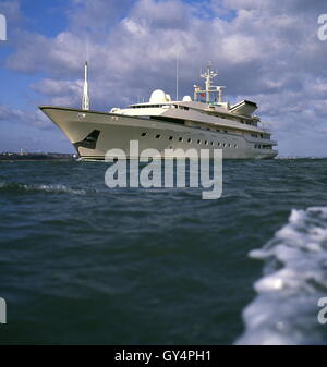 AJAXNETPHOTO. 17 MARS 1994. SOUTHAMPTON, ANGLETERRE. - ROYAL YACHT - KINGDOM 5KR SE DIRIGE VERS LA MER APRÈS UNE REMISE EN ÉTAT. ROYAUME 5KR APPARTENANT AU PRINCE SAOUDIEN AL-WALEED BIN TALAL BIN ABDUL-AZIZ AL SAUD ÉTAIT À L'ORIGINE NABILA, CONSTRUIT EN ITALIE PAR BENETTI POUR LE MARCHAND D'ARMES ADNAN KHASHOGGI. PHOTO:JONATHAN EASTLAND/AJAX REF:940185 Banque D'Images