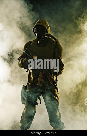 Studio shot survivant avec des armes nucléaires Banque D'Images