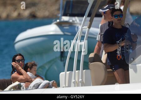 Pier Silvio Berlusconi et Silvia Dona' en prenant un bain dans la mer avec leur fils Lorenzo en vacances en Sardaigne avec : Pier Silvio Berlusconi, Silvia Dona', Lorenzo Mattia où Berlusconi : la Sardaigne, Italie Quand : 12 août 2016 Credit : IPA/WENN.com Banque D'Images