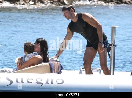 Pier Silvio Berlusconi et Silvia Dona' en prenant un bain dans la mer avec leur fils Lorenzo en vacances en Sardaigne avec : Pier Silvio Berlusconi, Silvia Dona', Lorenzo Mattia où Berlusconi : la Sardaigne, Italie Quand : 12 août 2016 Credit : IPA/WENN.com Banque D'Images