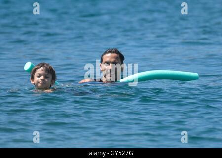 Pier Silvio Berlusconi et Silvia Dona' en prenant un bain dans la mer avec leur fils Lorenzo en vacances en Sardaigne avec : Pier Silvio Berlusconi, Silvia Dona', Lorenzo Mattia où Berlusconi : la Sardaigne, Italie Quand : 12 août 2016 Credit : IPA/WENN.com Banque D'Images